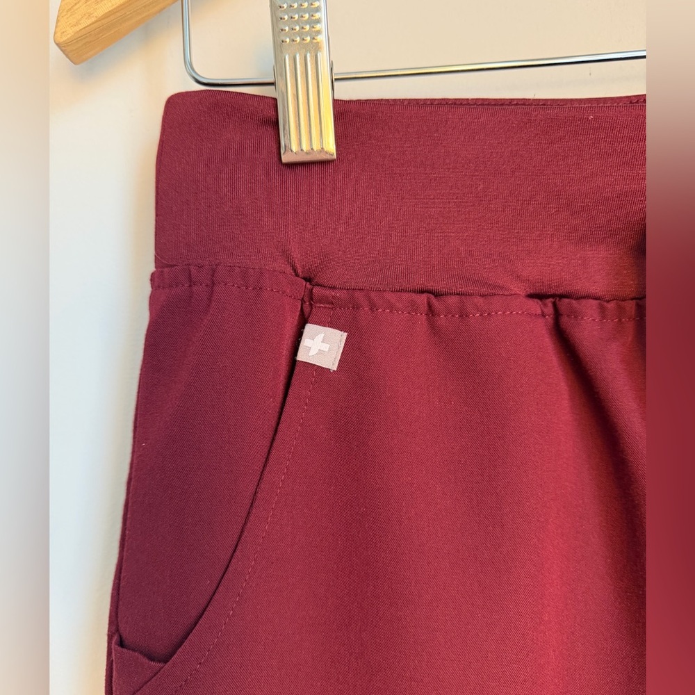 FIGS Burgundy Scrub Set Small Top & Jogger Pants Technical Collection Nurse - Picture 11 of 16